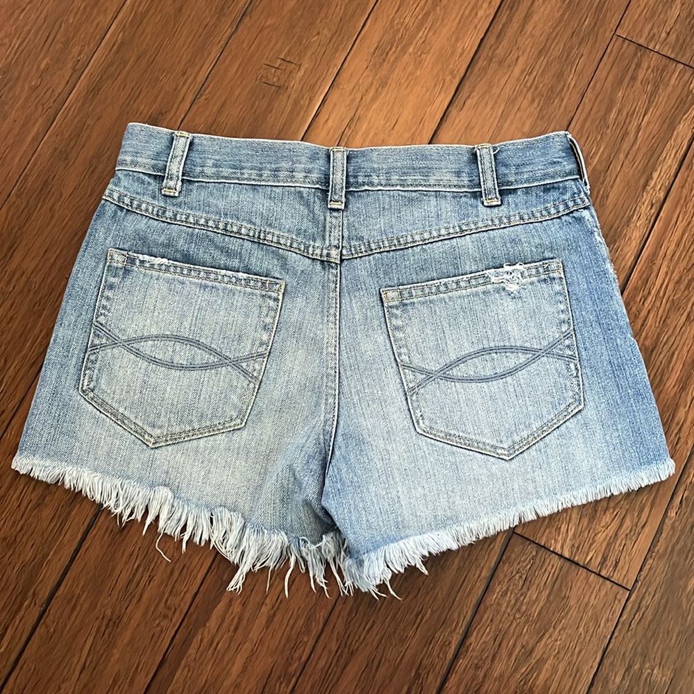 Abercrombie & Fitch Women’s High Rise Cut Off Jean Shorts - Picture 2 of 3